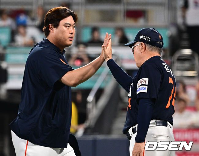 [OSEN=수원, 조은정 기자]3루를 가득 메운 이글스 팬들이 만루홈런을 외치자 진짜 만루홈런을 쳤다. 한화 야구가 미쳤다.프로야구 한화 이글스는 20일 수원KT위즈파크에서 열린 2025 신한 SOL뱅크 KBO리그 KT 위즈와의 시즌 11차전에서 10-0으로 승리했다.한화 류현진이 김경문 감독과 승리 하이파이브를 하고 있다.  2025.07.20