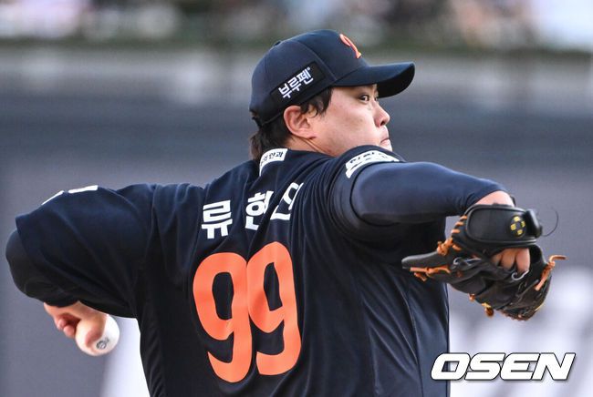 [OSEN=수원, 조은정 기자]20일 오후 수원 KT위즈파크에서 ‘2025 신한 SOL Bank KBO리그’ KT 위즈와 한화 이글스의 경기가 열렸다.홈팀 KT는 소형준, 방문팀 한화는 류현진을 선발로 내세웠다.1회말 한화 류현진이 역투하고 있다. 2025.07.20 /cej@osen.co.kr
