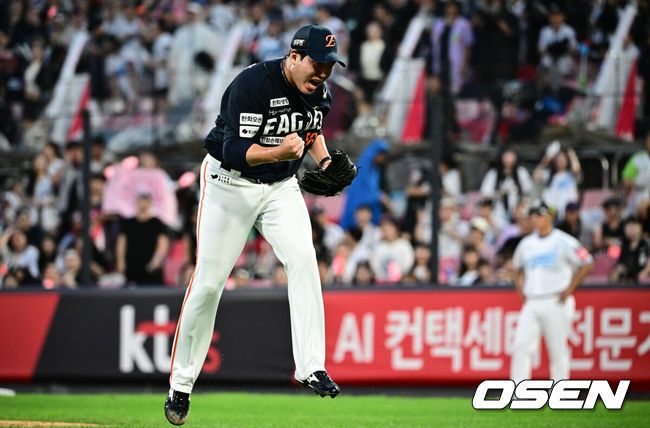 [OSEN=수원, 조은정 기자]20일 오후 수원 KT위즈파크에서 ‘2025 신한 SOL Bank KBO리그’ KT 위즈와 한화 이글스의 경기가 열렸다.홈팀 KT는 소형준, 방문팀 한화는 류현진을 선발로 내세웠다.6회말 2사 만루에서 한화 박상원이 KT 허경민을 삼진으로 돌려세운 뒤 포효하고 있다. 2025.07.20 /cej@osen.co.kr