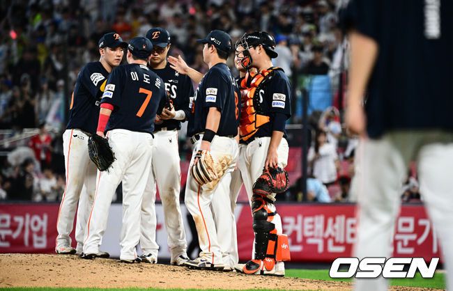 [OSEN=수원, 조은정 기자] 프로야구 한화 이글스는 20일 수원KT위즈파크에서 열린 2025 신한 SOL뱅크 KBO리그 KT 위즈와의 시즌 11차전에서 10-0으로 승리했다. 한화 선수들이 승리 후 기쁨을 나누고 있다. 2025.07.20 /cej@osen.co.kr