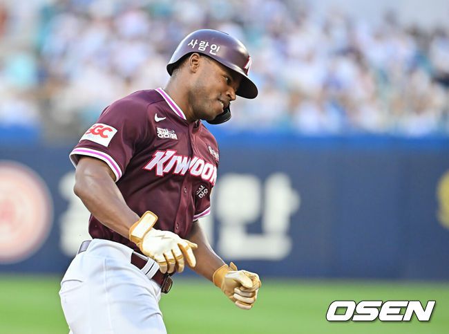 [OSEN=대구, 이석우 기자] 키움 스톤이 4회초 1사 1,2루 좌중월 스리런 홈런을 치고 그라운드를 돌고 있다. 2025.07.20 / foto0307@osen.co.kr