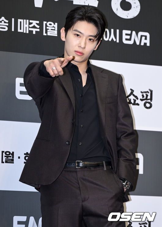 [OSEN=조은정 기자]ENA 새 월화드라마 ‘아이쇼핑’ 제작발표회가 21일 서울 마포구 상암 스탠드포드 호텔에서 열렸다.‘아이쇼핑’은 양부모에게 버려진 후, 죽음의 문턱에서 가까스로 살아남은 아이들의 처절한 생존과 복수를 그린 액션 스릴러다. ‘아이를 사고파는 불법 입양 시장’과 ‘마음에 들지 않으면 환불 가능한 아이들’이라는 파격적인 설정, 그리고 염정아부터 첫 드라마에 도전하는 김진영까지 세대를 아우르는 연기 시너지가 더해졌다.배우 김진영(덱스)이 포즈를 취하고 있다. 2025.07.21 /cej@osen.co.kr