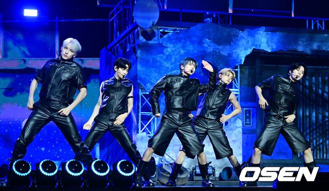 [OSEN=최규한 기자] 그룹 투모로우바이투게더(수빈, 연준, 범규, 태현, 휴닝카이)가 21일 오후 서울 회기동 경희대학교 평화의 전당에서 정규 4집 ‘별의 장: TOGETHER’ 발매 쇼케이스를 가졌다.타이틀곡 ‘Beautiful Strangers’는 트랩(Trap) 리듬의 힙합(Hip hop) 장르 곡으로 감미로운 멜로디와 폭발적인 반주가 대비를 이룬다. 투모로우바이투게더는 이 곡을 통해 네게 받은 힘으로 성장하는 ‘나’와 별나서 더 아름다운 ‘우리’의 이야기를 그린다.TXT 멤버들이 타이틀곡 무대를 펼치고 있다. 2025.07.21 / dreamer@osen.co.kr