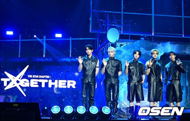 [OSEN=최규한 기자] 그룹 투모로우바이투게더(수빈, 연준, 범규, 태현, 휴닝카이)가 21일 오후 서울 회기동 경희대학교 평화의 전당에서 정규 4집 ‘별의 장: TOGETHER’ 발매 쇼케이스를 가졌다.타이틀곡 ‘Beautiful Strangers’는 트랩(Trap) 리듬의 힙합(Hip hop) 장르 곡으로 감미로운 멜로디와 폭발적인 반주가 대비를 이룬다. 투모로우바이투게더는 이 곡을 통해 네게 받은 힘으로 성장하는 ‘나’와 별나서 더 아름다운 ‘우리’의 이야기를 그린다.TXT 멤버들이 포토타임을 하고 있다. 2025.07.21 / dreamer@osen.co.kr