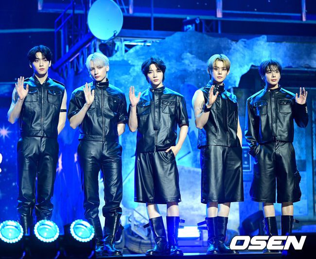 [OSEN=최규한 기자] 그룹 투모로우바이투게더(수빈, 연준, 범규, 태현, 휴닝카이)가 21일 오후 서울 회기동 경희대학교 평화의 전당에서 정규 4집 ‘별의 장: TOGETHER’ 발매 쇼케이스를 가졌다.타이틀곡 ‘Beautiful Strangers’는 트랩(Trap) 리듬의 힙합(Hip hop) 장르 곡으로 감미로운 멜로디와 폭발적인 반주가 대비를 이룬다. 투모로우바이투게더는 이 곡을 통해 네게 받은 힘으로 성장하는 ‘나’와 별나서 더 아름다운 ‘우리’의 이야기를 그린다.TXT 멤버들이 포토타임을 하고 있다. 2025.07.21 / dreamer@osen.co.kr