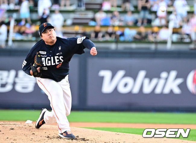 [OSEN=수원, 조은정 기자]20일 오후 수원 KT위즈파크에서 ‘2025 신한 SOL Bank KBO리그’ KT 위즈와 한화 이글스의 경기가 열렸다.홈팀 KT는 소형준, 방문팀 한화는 류현진을 선발로 내세웠다.1회말 한화 류현진이 역투하고 있다. 2025.07.20 /cej@osen.co.kr