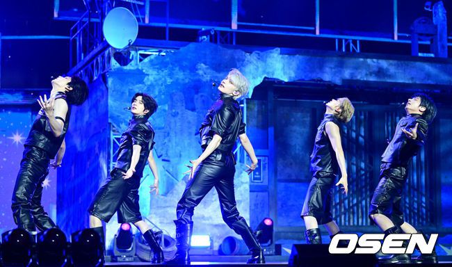 [OSEN=최규한 기자] 그룹 투모로우바이투게더(수빈, 연준, 범규, 태현, 휴닝카이)가 21일 오후 서울 회기동 경희대학교 평화의 전당에서 정규 4집 ‘별의 장: TOGETHER’ 발매 쇼케이스를 가졌다.타이틀곡 ‘Beautiful Strangers’는 트랩(Trap) 리듬의 힙합(Hip hop) 장르 곡으로 감미로운 멜로디와 폭발적인 반주가 대비를 이룬다. 투모로우바이투게더는 이 곡을 통해 네게 받은 힘으로 성장하는 ‘나’와 별나서 더 아름다운 ‘우리’의 이야기를 그린다.TXT 멤버들이 타이틀곡 무대를 펼치고 있다. 2025.07.21 / dreamer@osen.co.kr