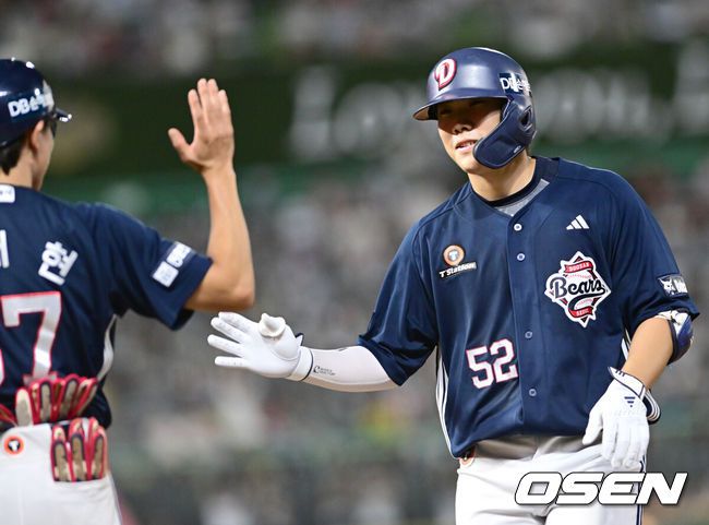 [OSEN=인천, 김성락 기자] 20일 인천 SSG랜더스필드에서 ‘2025 신한 SOL Bank KBO리그’ SSG 랜더스와 두산 베어스의 경기가 열렸다.SSG는 김광현, 두산은 곽빈을 선발로 내세웠다.9회초 2사 2루 두산 박준순이 역전 1타점 적시타를  날린 뒤 임재현 코치와 하이파이브를 하고 있다. 2025.07.20 / ksl0919@osen.co.kr