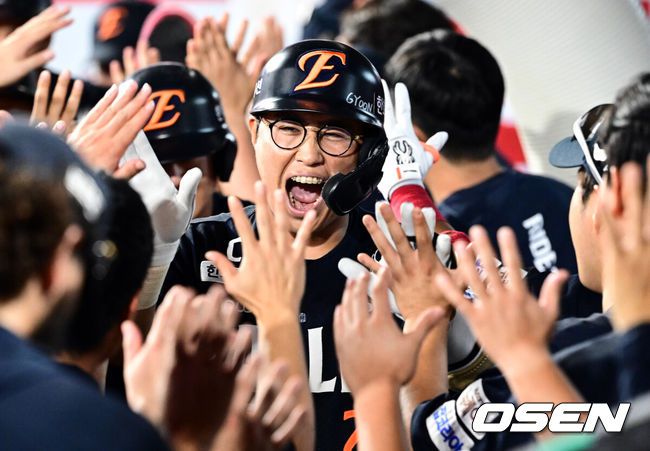 [OSEN=수원, 조은정 기자] 9회초 무사 만루 한화 채은성이 만루 홈런을 날린 뒤 축하를 받고 있다. 2025.07.20 /cej@osen.co.kr