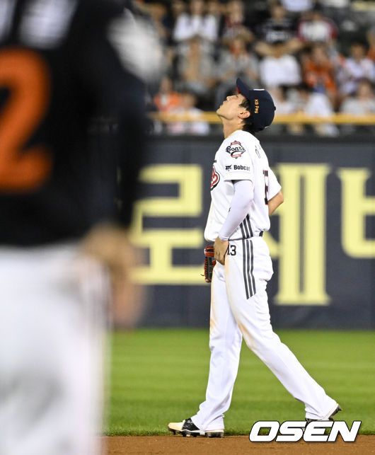 [OSEN=잠실, 조은정 기자]22일 오후 서울 잠실야구장에서 2025 신한 SOL Bank KBO리그 두산 베어스와 한화 이글스의 경기가 열렸다.이날 두산은 잭로그, 한화는 문동주를 선발로 내세웠다.6회초 1사 1루 두산 유격수 이유찬이 두산 채은성 땅볼에 포구실책을 범한 뒤 아쉬워하고 있다. 2025.07.22 /cej@osen.co.kr