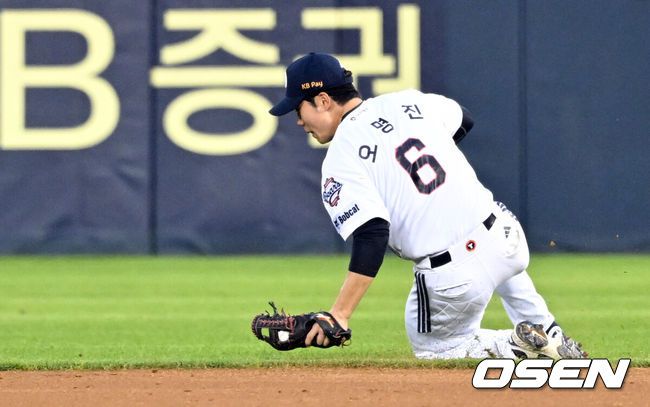 [OSEN=잠실, 조은정 기자]22일 오후 서울 잠실야구장에서 2025 신한 SOL Bank KBO리그 두산 베어스와 한화 이글스의 경기가 열렸다.이날 두산은 잭로그, 한화는 문동주를 선발로 내세웠다.5회초 2사 1,2루 두산 오명진이 한화 리베라토의 땅볼에 좋은 수비를 선보이고 있다. 2025.07.22 /cej@osen.co.kr