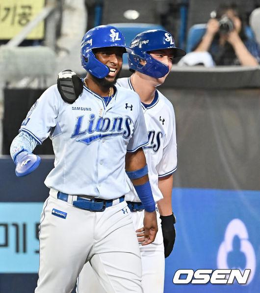 [OSEN=대구, 이석우 기자] 23일 대구삼성라이온즈파크에서 2025 신한 SOL 뱅크 KBO 리그 삼성 라이온즈와 SSG 랜더스의 경기가 열렸다. 홈팀 삼성은 가라비토가, 방문팀 SSG는 김건우가 선발 출전했다. 삼성 라이온즈 구자욱과 디아즈가 6회말 1사 1,2루 강민호의 좌중간 2타점 2루타때 득점을 올리고 기뻐하고 있다. 2025.07.23 / foto0307@osen.co.kr