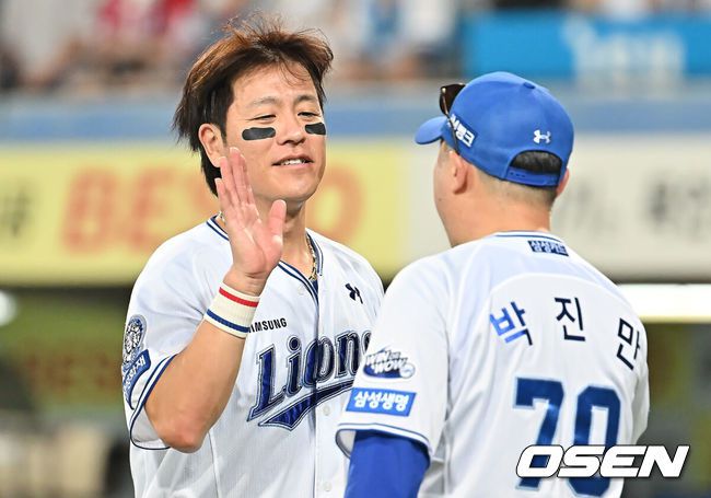 [OSEN=대구, 이석우 기자] 22일 대구삼성라이온즈파크에서 2025 신한 SOL 뱅크 KBO 리그 삼성 라이온즈와 SSG 랜더스의 경기가 열렸다. 홈팀 삼성은 원태인이, 방문팀 SSG는 화이트가 선발 출전했다. 삼성 라이온즈 강민호가 7-5로 SSG 랜더스에 승리한 후 박진만 감독과 하이파이브를 하고 있다. 2025.07.22 / foto0307@osen.co.kr