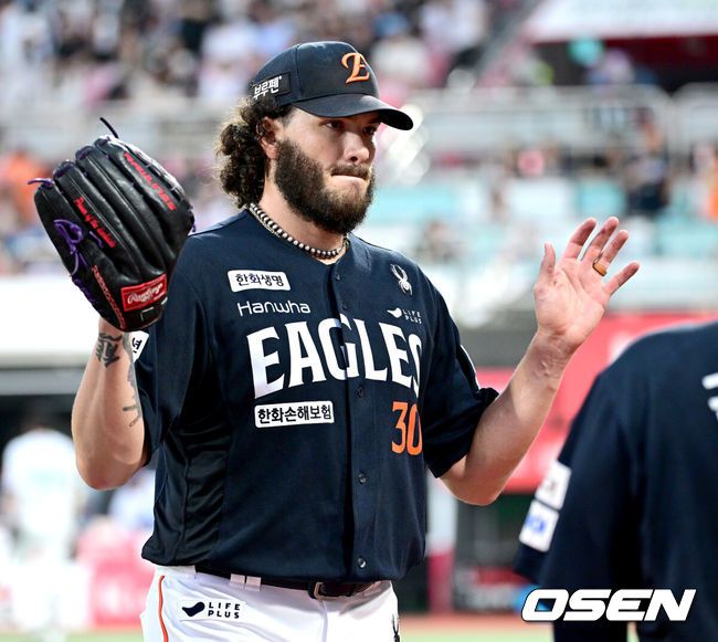 [OSEN=수원, 최규한 기자] 18일 수원 KT위즈파크에서 ‘2025 신한 SOL Bank KBO리그’ KT 위즈와 한화 이글스의 경기가 열렸다.홈팀 KT는 오원석, 방문팀 한화는 코디 폰세를 선발로 내세웠다.3회말 2사 1, 2루 상황 KT 김민혁을 삼진으로 이끌며 실점없이 이닝을 마무리지은 한화 선발 코디 폰세가 더그아웃으로 향하고 있다. 2025.07.18 / dreamer@osen.co.kr