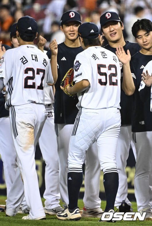 [OSEN=잠실, 조은정 기자]두산이 홈런 5방을 앞세워 독수리군단의 11연승을 저지했다.프로야구 두산 베어스는 23일 서울 잠실구장에서 열린 2025 신한 SOL뱅크 KBO리그 한화 이글스와의 시즌 11차전에서 13-2대승을 거뒀다.두산 최민석, 박준순이 승리를 기뻐하고 있다. 2025.07.23 /