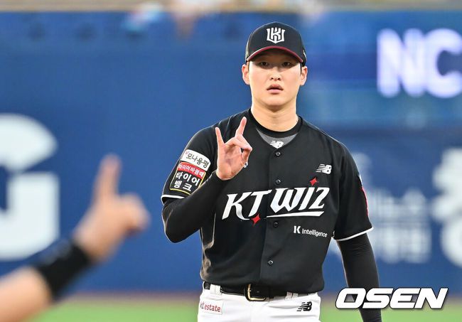 [OSEN=창원, 이석우 기자] 24일 창원NC파크에서 2025 신한 SOL 뱅크 KBO 리그 NC 다이노스와 KT 위즈의 경기가 열렸다. 홈팀 NC는 목지훈이, 방문팀 KT는 배제성이 선발 출전했다. KT 위즈 선발투수 배제성이 사인을 보내고 있다. 2025.07.24 / foto0307@osen.co.kr