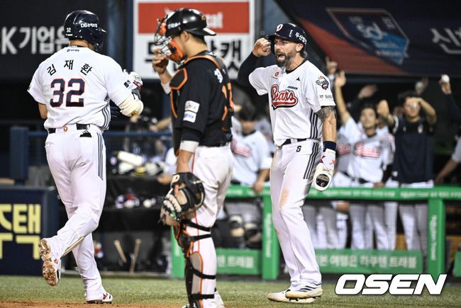 [OSEN=잠실, 조은정 기자]24일 오후 서울 잠실야구장에서 2025 신한 SOL Bank KBO리그 두산 베어스와 한화 이글스의 경기가 열렸다.이날 두산은 최승용, 한화는 폰세를 선발로 내세웠다.7회말 1사 1루 두산 김재환이 역전 투런 홈런을 날린 뒤 케이브의 환영을 받고 있다. 2025.07.24 /cej@osen.co.kr