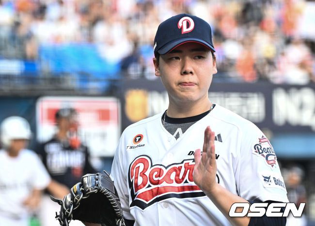 [OSEN=잠실, 조은정 기자]24일 오후 서울 잠실야구장에서 2025 신한 SOL Bank KBO리그 두산 베어스와 한화 이글스의 경기가 열렸다.이날 두산은 최승용, 한화는 폰세를 선발로 내세웠다.1회초 이닝을 마친 두산 선발 최승용이 더그아웃으로 향하고 있다. 2025.07.24 /cej@osen.co.kr