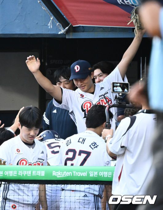 [OSEN=잠실, 조은정 기자]23일 오후 서울 잠실야구장에서 2025 신한 SOL Bank KBO리그 두산 베어스와 한화 이글스의 경기가 열렸다.이날 두산은 최민석, 한화는 황준서를 선발로 내세웠다.1회말 2사 두산 최민석이 박준순이 좌월 솔로 홈런에 만세를 하고 있다. 2025.07.23 /cej@osen.co.kr