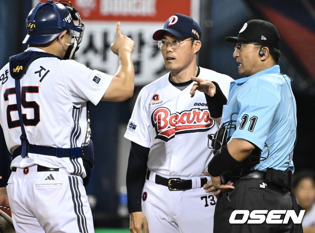 [OSEN=잠실, 조은정 기자]24일 오후 서울 잠실야구장에서 2025 신한 SOL Bank KBO리그 두산 베어스와 한화 이글스의 경기가 열렸다.이날 두산은 최승용, 한화는 폰세를 선발로 내세웠다.연장 10회초 2사 1,2루 두산 조성환 감독대행과 포수 양의지가 투수 박신지의 피치클락 위반 판정에 어필하고 있다. 2025.07.24 /cej@osen.co.kr