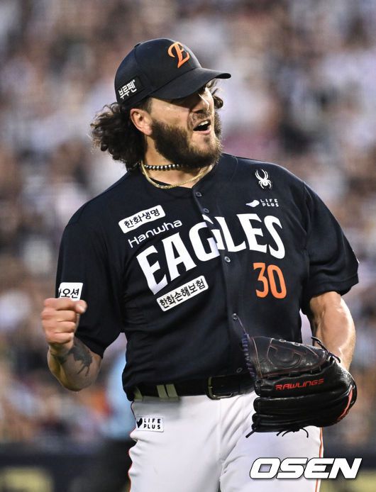 [OSEN=잠실, 조은정 기자]24일 오후 서울 잠실야구장에서 2025 신한 SOL Bank KBO리그 두산 베어스와 한화 이글스의 경기가 열렸다.이날 두산은 최승용, 한화는 폰세를 선발로 내세웠다.한화 폰세가 5회말 2사 3루에서 두산 양석환을 땅볼로 처리한 뒤 포효하고 있다. 2025.07.24 /cej@osen.co.kr