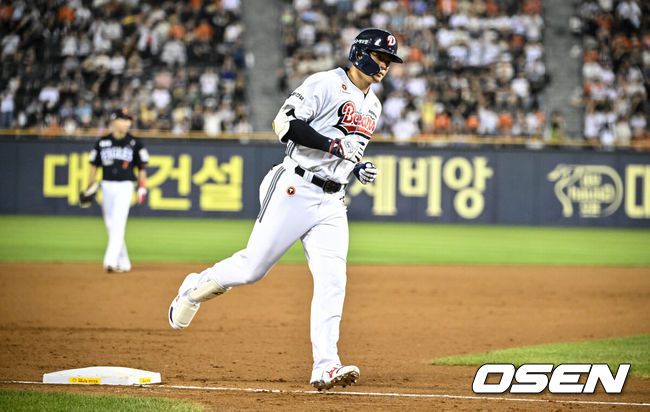 [OSEN=잠실, 조은정 기자]24일 오후 서울 잠실야구장에서 2025 신한 SOL Bank KBO리그 두산 베어스와 한화 이글스의 경기가 열렸다.이날 두산은 최승용, 한화는 폰세를 선발로 내세웠다.7회말 1사 1루 두산 김재환이 역전 투런 홈런을 날린 뒤 베이스를 돌고 있다. 2025.07.24 /cej@osen.co.kr
