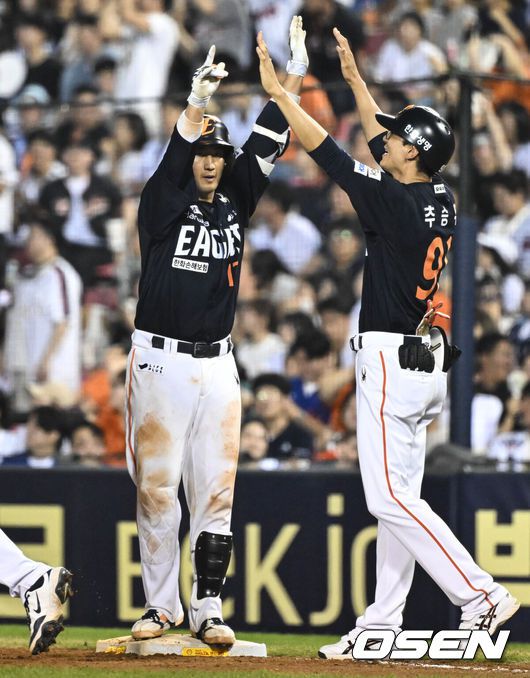 [OSEN=잠실, 조은정 기자]24일 오후 서울 잠실야구장에서 2025 신한 SOL Bank KBO리그 두산 베어스와 한화 이글스의 경기가 열렸다.이날 두산은 최승용, 한화는 폰세를 선발로 내세웠다.8회초 1사 만루 한화 최재훈이 동점 적시타를 날린 뒤 세리머니를 하고 있다. 2025.07.24 /cej@osen.co.kr