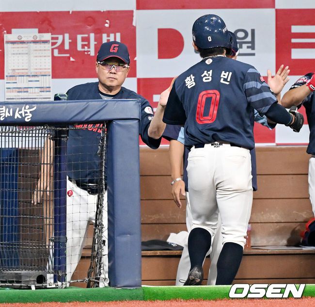 [OSEN=고척, 민경훈 기자] 24일 오후 서울 고척스카이돔에서 ‘2025 신한 SOL Bank KBO리그’ 키움 히어로즈와 롯데 자이언츠의 경기가 열렸다.이날 키움은 정현우, 롯데는 감보아를 선발로 내세웠다.5회초 2사 주자 2루 롯데 고승민의 중견수 왼쪽 1타점 적시타때 홈을 밟은 황성빈이 덕아웃에서 김태형 감독과 하이파이브를 하고 있다. 2025.07.24 / rumi@osen.co.kr