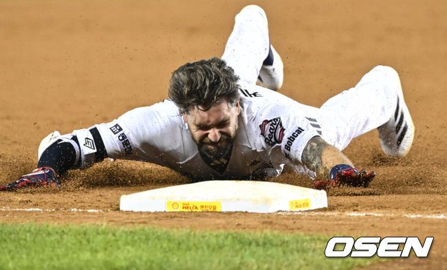 [OSEN=잠실, 조은정 기자]24일 오후 서울 잠실야구장에서 2025 신한 SOL Bank KBO리그 두산 베어스와 한화 이글스의 경기가 열렸다.이날 두산은 최승용, 한화는 폰세를 선발로 내세웠다.연장 10회말 2사 두산 케이브가 3루타를 날린 뒤 베이스로 쇄도하고 있다. 2025.07.24 /cej@osen.co.kr