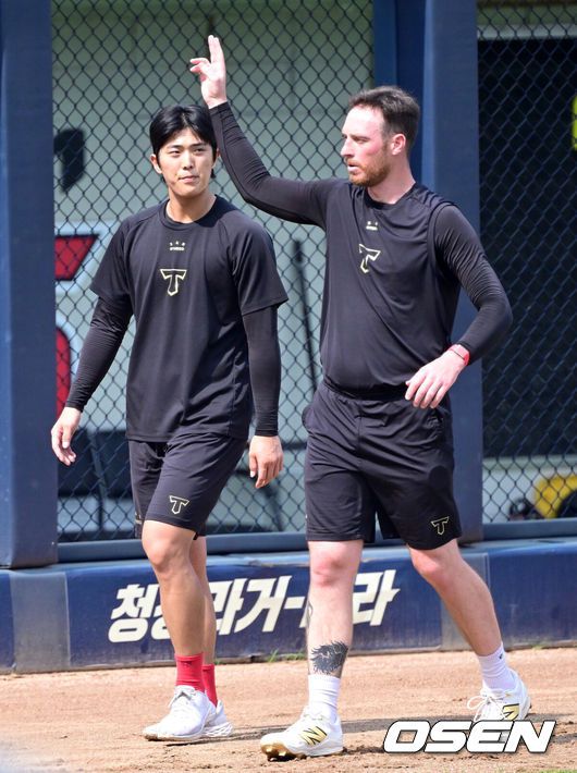 [OSEN=광주, 최규한 기자] 23일 광주-기아 챔피언스필드에서 ‘2025 신한 SOL Bank KBO리그’ KIA 타이거즈와 LG 트윈스의 경기가 열린다.홈팀 KIA는 김도현, 방문팀 LG는 요니 치리노스를 선발로 내세운다.경기를 앞두고 진행된 훈련에서 KIA 이의리와 올러가 러닝 훈련 중 대화를 나누고 있다. 2025.07.23 / dreamer@osen.co.kr