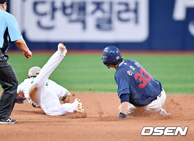 [OSEN=고척, 민경훈 기자] 24일 오후 서울 고척스카이돔에서 ‘2025 신한 SOL Bank KBO리그’ 키움 히어로즈와 롯데 자이언츠의 경기가 열렸다.이날 키움은 정현우, 롯데는 감보아를 선발로 내세웠다.7회초 무사 주자 1루 롯데 한태양 타석에서 1루 주자 손호영이 2루 도루에 성공하고 있다. 2025.07.24 / rumi@osen.co.kr