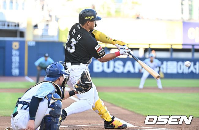 [OSEN=창원, 이석우 기자] 24일 창원NC파크에서 2025 신한 SOL 뱅크 KBO 리그 NC 다이노스와 KT 위즈의 경기가 열렸다. 홈팀 NC는 목지훈이, 방문팀 KT는 배제성이 선발 출전했다. KT 위즈 안현민이 1회초 1사 좌익수 앞 안타를 치고 있다. 2025.07.24 / foto0307@osen.co.kr