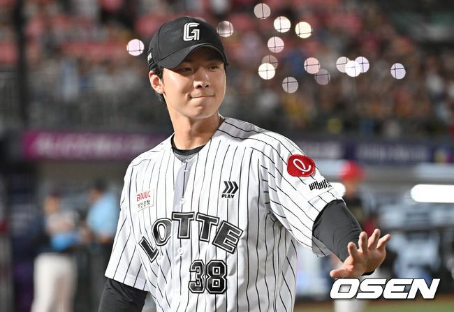 [OSEN=부산, 이석우 기자] 25일 부산 사직야구장에서 2025 신한 SOL 뱅크 KBO 리그 롯데 자이언츠와 KIA 타이거즈의 경기가 열렸다. 홈팀 롯데는 데이비슨이, 방문팀 KIA는 김건국이 선발 출전했다.롯데 자이언츠 홍민기가 8회초 1사 1루 KIA 타이거즈 김태군을 유격수 병살로 잡고 기뻐하고 있다. 2025.07.25 / foto0307@osen.co.kr