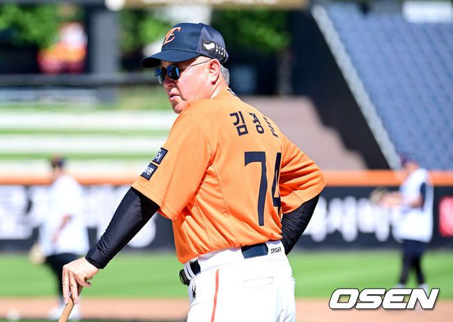 [OSEN=대전, 최규한 기자] 25일 대전 한화생명볼파크에서 ‘2025 신한 SOL Bank KBO리그’ 한화 이글스와 SSG 랜더스의 경기가 열린다.홈팀 한화는 라이언 와이스, 방문팀 SSG는 드류 앤더슨을 선발로 내세운다.경기를 앞두고 한화 김경문 감독이 선수들의 훈련을 주시하고 있다. 2025.07.25 / dreamer@osen.co.kr