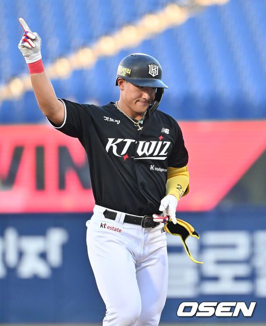 [OSEN=창원, 이석우 기자] 24일 창원NC파크에서 2025 신한 SOL 뱅크 KBO 리그 NC 다이노스와 KT 위즈의 경기가 열렸다. 홈팀 NC는 목지훈이, 방문팀 KT는 배제성이 선발 출전했다. KT 위즈 안현민이 1회초 1사 좌익수 앞 안타를 치고 세리머니를 하고 있다. 2025.07.24 / foto0307@osen.co.kr