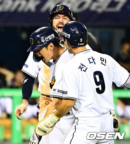 [OSEN=잠실, 지형준 기자] 6일 오후 서울 잠실구장에서 ‘2025 신한 SOL Bank KBO리그’ 두산 베어스와 KT 위즈의 경기가 열렸다.두산은 최승용, KT는 엔마누엘 데 헤이수스를 선발로 내세웠다.두산은 이날 2024시즌을 끝으로 은퇴를 선언한 김재호의 은퇴식을 개최한다. 은퇴식 테마는 ‘베어스 올타임 No.1 유격수 김재호’이다. 김재호는 은퇴선수 특별 엔트리를 통해 1군 엔트리에도 이름을 올렸다.8회말 무사 1,2루에서 두산 김재환이 역전 스리런포를 날리며 기뻐하고 있다. 2025.07.05 /jpnews@osen.co.kr