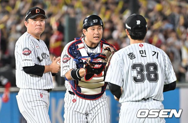 [OSEN=부산, 이석우 기자] 25일 부산 사직야구장에서 2025 신한 SOL 뱅크 KBO 리그 롯데 자이언츠와 KIA 타이거즈의 경기가 열렸다. 홈팀 롯데는 데이비슨이, 방문팀 KIA는 김건국이 선발 출전했다.롯데 자이언츠 유강남이 7회초 1사 만루 위기서 마운드에 오르는 홍민기에게 파이팅을 요구하고 있다. 2025.07.25 / foto0307@osen.co.kr