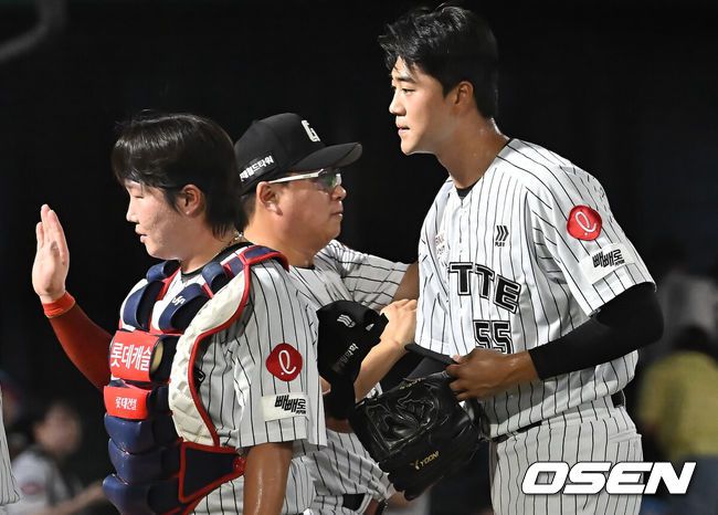 [OSEN=부산, 이석우 기자] 26일 부산 사직야구장에서 2025 신한 SOL 뱅크 KBO 리그 롯데 자이언츠와 KIA 타이거즈의 경기가 열렸다. 홈팀 롯데는 이민석이, 방문팀 KIA는 이의리가 선발 출전했다.롯데 자이언츠 윤성빈이 KIA 타이거즈에 9-4로 승리한 후 김태형 감독과 기쁨을 나누고 있다. 2025.07.26 / foto0307@osen.co.kr
