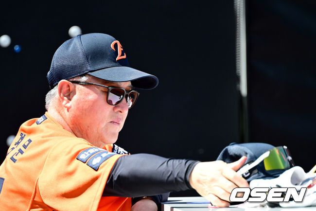 [OSEN=대전, 최규한 기자] 26일 대전 한화생명볼파크에서 ‘2025 신한 SOL Bank KBO리그’ 한화 이글스와 SSG 랜더스의 경기가 열린다.홈팀 한화는 류현진, 방문팀 SSG는 김광현을 선발로 내세운다.경기를 앞두고 한화 김경문 감독이 선수들의 훈련을 주시하고 있다. 2025.07.26 / dreamer@osen.co.kr