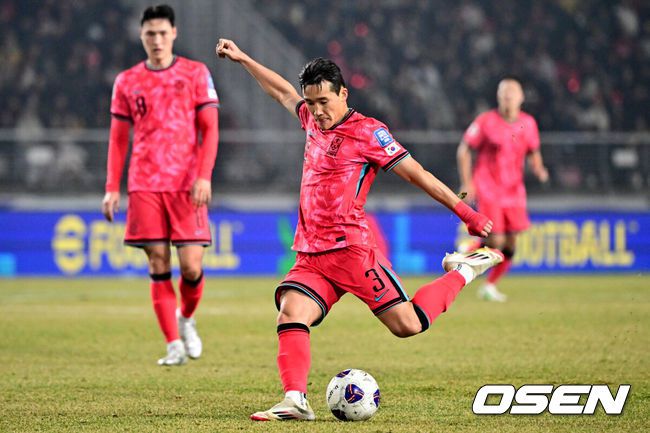 [OSEN=고양, 조은정 기자]대한민국 대표팀이 홈에서 오만에 1-1로 비겼다.홍명보(56)감독이 이끄는 한국 축구 대표팀은 20일 오후 8시 고양종합운동장에서 열린 2026 국제축구연맹(FIFA) 북중미 월드컵 아시아지역 3차 예선 B조 7차전 오만과 맞대결을 치러 1-1로 비겼다.후반 한국 이태석이 슛을 시도하고 있다. 2025.03.20 /cej@osen.co.kr