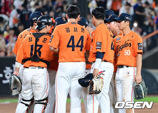 [OSEN=대전, 최규한 기자] 프로야구 한화가 대전 홈에서 다시 승전보를 울렸다.한화는 25일 대전 한화생명볼파크에서 열린 2025 신한 SOL Bank KBO리그 SSG 랜더스와의 홈경기를 4-0으로 승리했다.후반기 대전 홈에서 첫 경기를 이긴 한화는 올해 홈경기 29승13패2무(승률 .690)로 7할에 가까운 승률을 기록 중이다. 원정경기(28승21패1무 승률 .571)보다 월등히 좋은 성적이다.선발 라이언 와이스가 7이닝 3피안타 2볼넷 10탈삼진 무실점 호투로 부활을 알렸다. 시즌 11승째. 타선에서는 문현빈이 3안타, 황영묵과 채은성이 2안타씩 고르게 치며 공격을 이끌었다.경기를 마치고 승리한 한화 선수들이 인사를 나누고있다. 2025.07.25 / dreamer@osen.co.kr