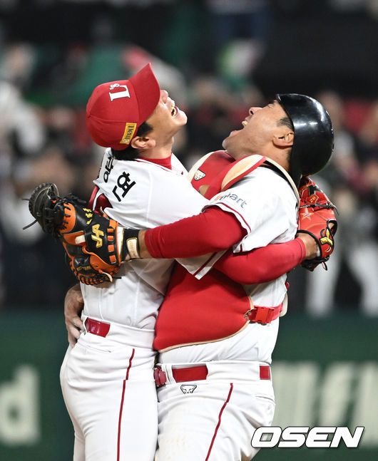 [OSEN=인천, 이대선 기자] SSG 랜더스가 구단 인수 후 2년 만에 첫 우승을 차지했다.SSG는 8일 인천 SSG랜더스필드에서 열린 2022 한국시리즈 6차전 키움과의 경기서 4-3으로 승리했다. 우승 확정 후 SSG 김광현과 이재원이 환호하고 있다. 2022.11.08 /sunday@osen.co.kr