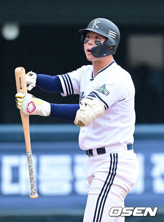 [OSEN=목동, 김성락 기자] 12일 오후 서울 목동야구장에서 제57회 대통령배 전국고교야구대회 4강전 인천고와 경북고의 경기가 열렸다. 6회초 경북고 전미르가 헛스윙 삼진아웃된 뒤 파울 어필하고 있다. 2023.08.12 /ksl0919@osen.co.kr