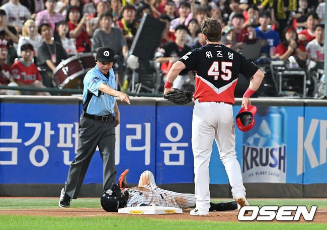 [OSEN=부산, 이석우 기자] 26일 부산 사직야구장에서 2025 신한 SOL 뱅크 KBO 리그 롯데 자이언츠와 KIA 타이거즈의 경기가 열렸다. 홈팀 롯데는 이민석이, 방문팀 KIA는 이의리가 선발 출전했다.함지웅 3루심이 6회말 무사 1루 고승민의 포수 왼쪽 번트 안타때 3루 슬라이딩 하던 롯데 자이언츠 황성빈의 플레이를 KIA 타이거즈 위즈덤의 주루 방해로 세이프 선언을 하고 있다. 2025.07.26 / foto0307@osen.co.kr