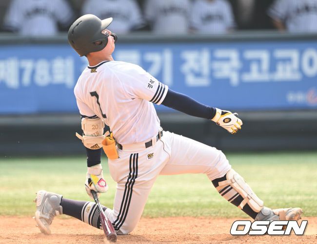 [OSEN=목동, 김성락 기자]  21일 서울 목동야구장에서 제78회 청룡기 전국고교야구선수권대회 겸 주말리그 왕중왕전 16강전 서울고와 경북고의 경기가 열렸다. 6회초 1사 3루 경북고 전미르가 1타점 적시타를 날리고 있다. 2023.07.21 / ksl0919@osen.co.kr