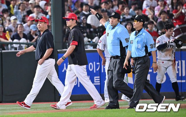[OSEN=부산, 이석우 기자] 26일 부산 사직야구장에서 2025 신한 SOL 뱅크 KBO 리그 롯데 자이언츠와 KIA 타이거즈의 경기가 열렸다. 홈팀 롯데는 이민석이, 방문팀 KIA는 이의리가 선발 출전했다.KIA 타이거즈 이범호 감독이 6회말 무사 1루 고승민의 포수 왼쪽 번트 안타때 3루에서 KIA 타이거즈 위즈덤의 주루 방해로 비디오 판독을 한 후에도 롯데 자이언츠 황성빈의 세이프 판정에 항의한 후 퇴장 당하고 있다. 2025.07.26 / foto0307@osen.co.kr
