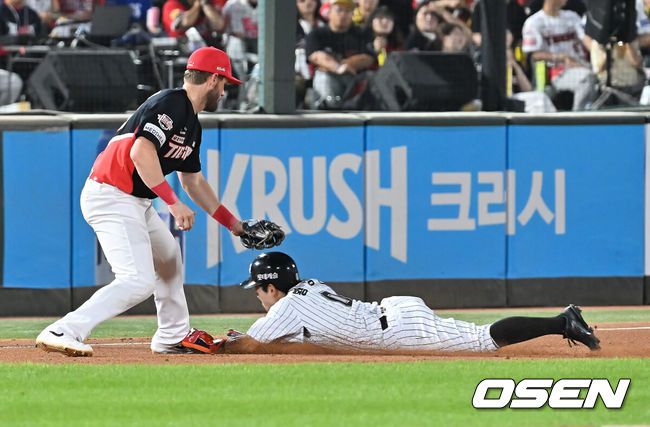[OSEN=부산, 이석우 기자] 26일 부산 사직야구장에서 2025 신한 SOL 뱅크 KBO 리그 롯데 자이언츠와 KIA 타이거즈의 경기가 열렸다. 홈팀 롯데는 이민석이, 방문팀 KIA는 이의리가 선발 출전했다.롯데 자이언츠 황성빈이 6회말 무사 1루 고승민의 포수 왼쪽 번트 안타때 3루에서 KIA 타이거즈 위즈덤의 주루 방해로 세이프되고 있다. 2025.07.26 / foto0307@osen.co.kr