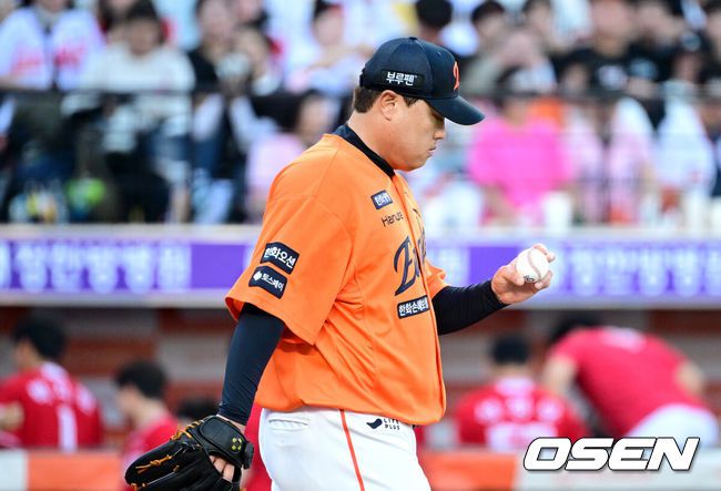 [OSEN=대전, 최규한 기자] 26일 대전 한화생명볼파크에서 ‘2025 신한 SOL Bank KBO리그’ 한화 이글스와 SSG 랜더스의 경기가 열렸다.홈팀 한화는 류현진, 방문팀 SSG는 김광현을 선발로 내세웠다.1회초 무사 1, 2루 상황 SSG 최정에게 1타점 적시타를 내준 한화 선발 류현진이 아쉬워하고 있다. 2025.07.26 / dreamer@osen.co.kr