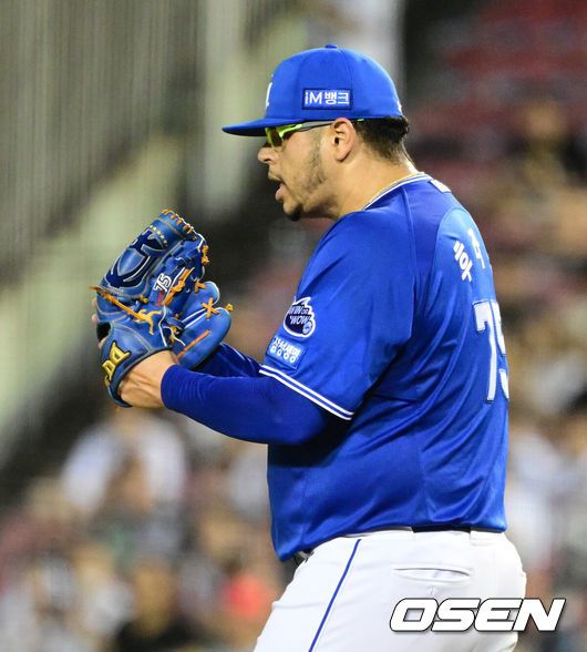 [OSEN=잠실, 지형준 기자] 1일 오후 서울 잠실구장에서 ‘2025 신한 SOL Bank KBO리그’ 두산 베어스와 삼성 라이온즈의 경기가 열렸다.두산은 최민석, 삼성은 아리엘 후라도가 선발로 나섰다.7회말 1사에서 삼성 후라도가 류지혁이 두산 김민석의 2루땅볼에 호수비를 펼치자 박수를 보내고 있다. 2025.07.01 /jpnews@osen.co.kr