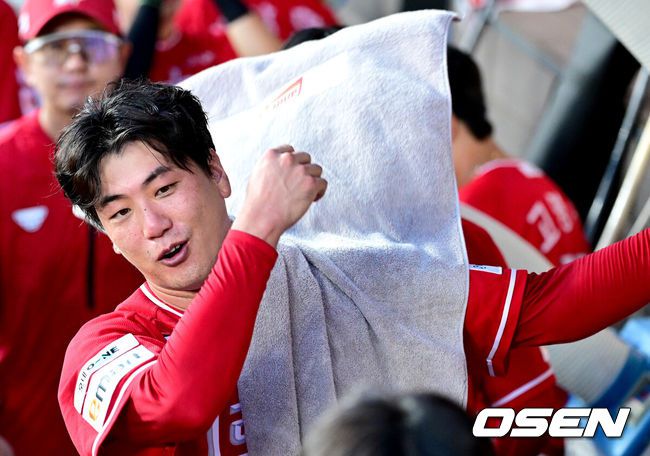 [OSEN=대전, 최규한 기자] 26일 대전 한화생명볼파크에서 ‘2025 신한 SOL Bank KBO리그’ 한화 이글스와 SSG 랜더스의 경기가 열렸다.홈팀 한화는 류현진, 방문팀 SSG는 김광현을 선발로 내세웠다.5회말 한화 공격을 무실점으로 막아낸 SSG 선발 김광현이 더그아웃에서 땀을 식히고 있다. 2025.07.26 / dreamer@osen.co.kr